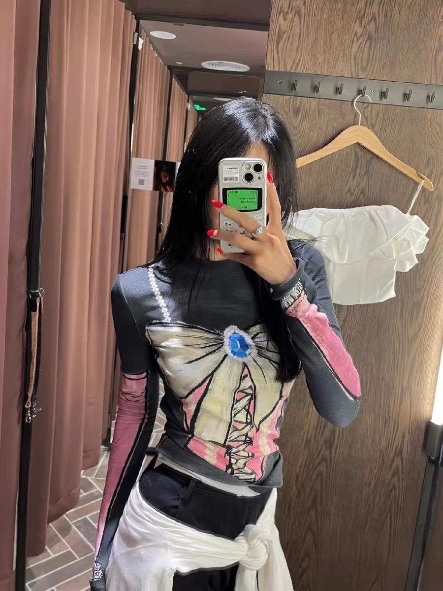 Internet celebrity same style 2024 early spring new niche style colorful hand-painted bow design bottoming cute T-shirt for women