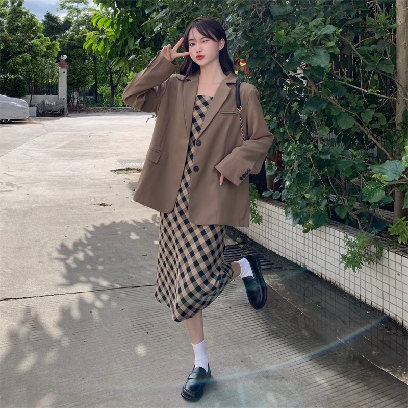 胖mm大碼秋季寬鬆咖色長袖西裝外套女內搭復古格子吊帶連衣裙套裝