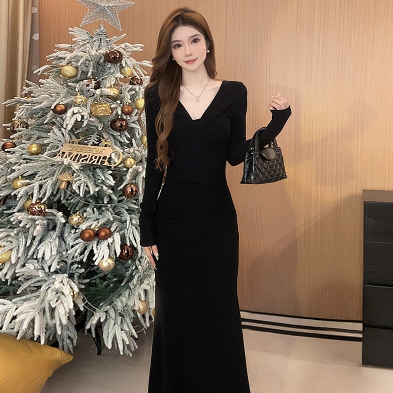 內搭連衣裙子女秋冬季性感V領收腰包臀長裙年新款小媽魚尾裙