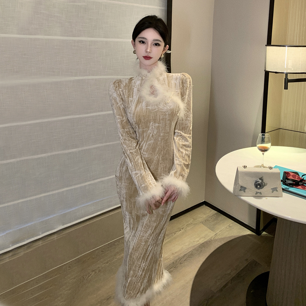 Actual shot of autumn and winter celebrity style golden velvet embossed long-sleeved furry slim-fit hip-hugging dress