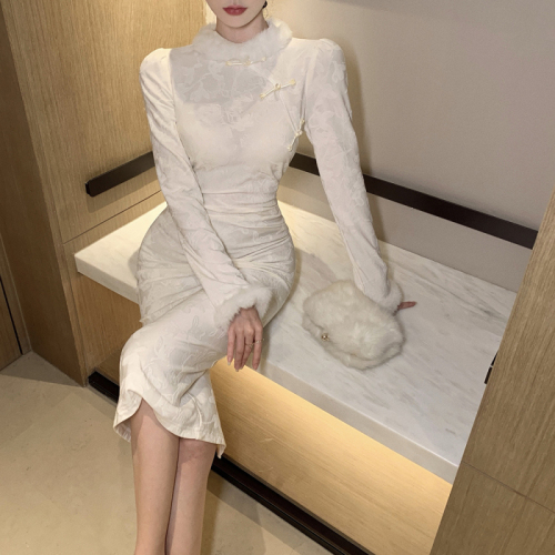 Real shot of retro Chinese style long-sleeved furry mid-length slim hip-covering improved cheongsam dress