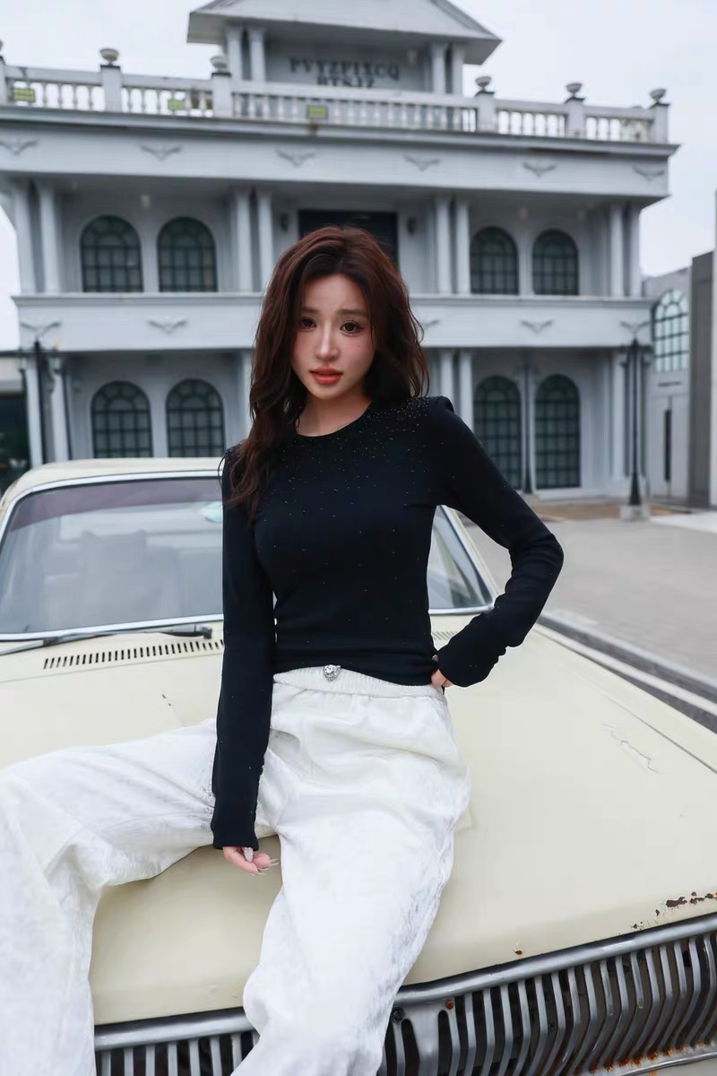 Thirteen Lines 2024 Spring Wear New Korean Design Hot Diamond Round Neck Long Sleeve T-Shirt Women's Pullover Top