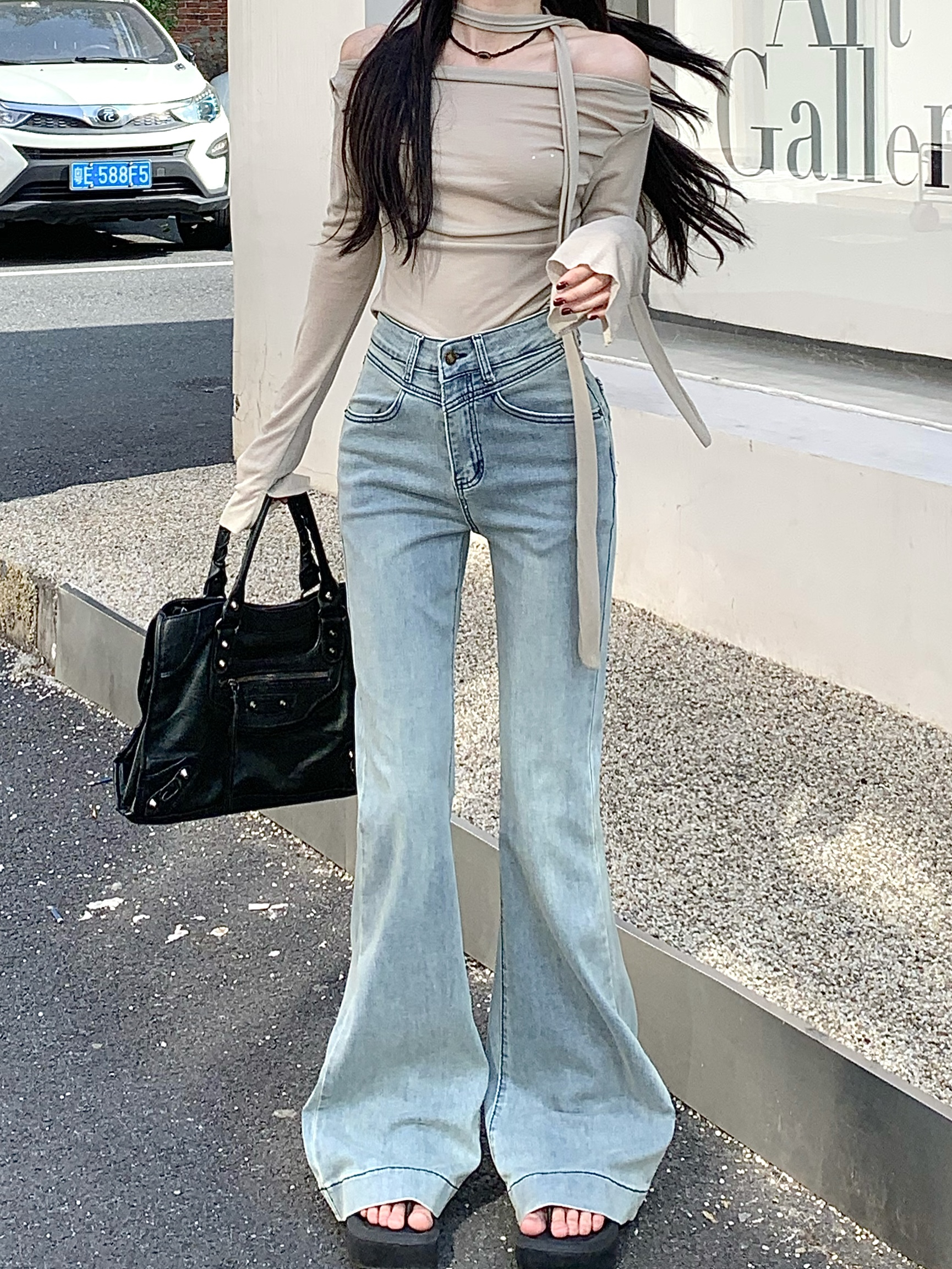 Actual shot of spring style high-waisted slimming washed distressed flared jeans