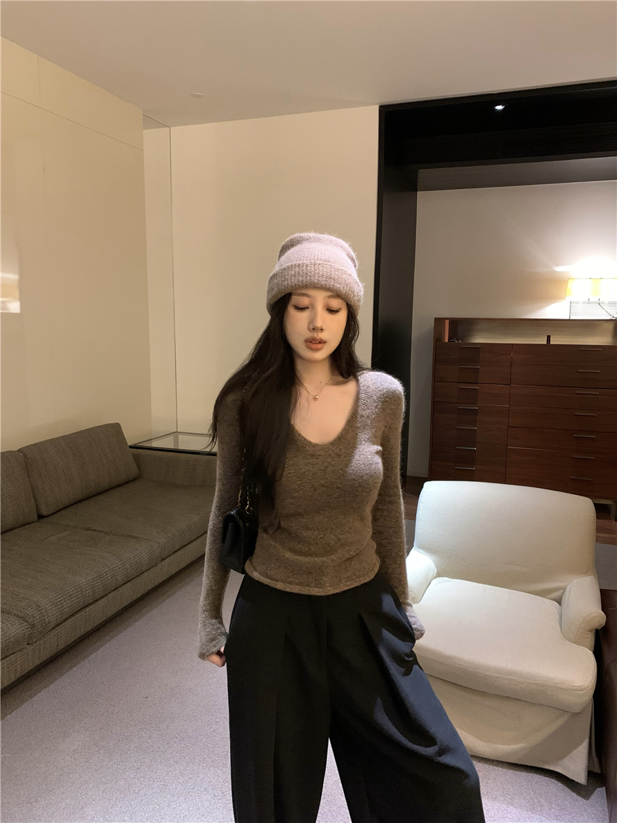 Real shot of wool U-neck knitted bottoming shirt with a high-end feel and a slim long-sleeved sweater underneath
