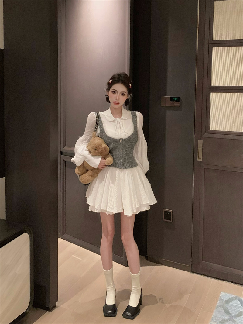 Actual shot of niche palace-style lantern sleeves, lace-up textured thousand-layer dress, knitted vest suit