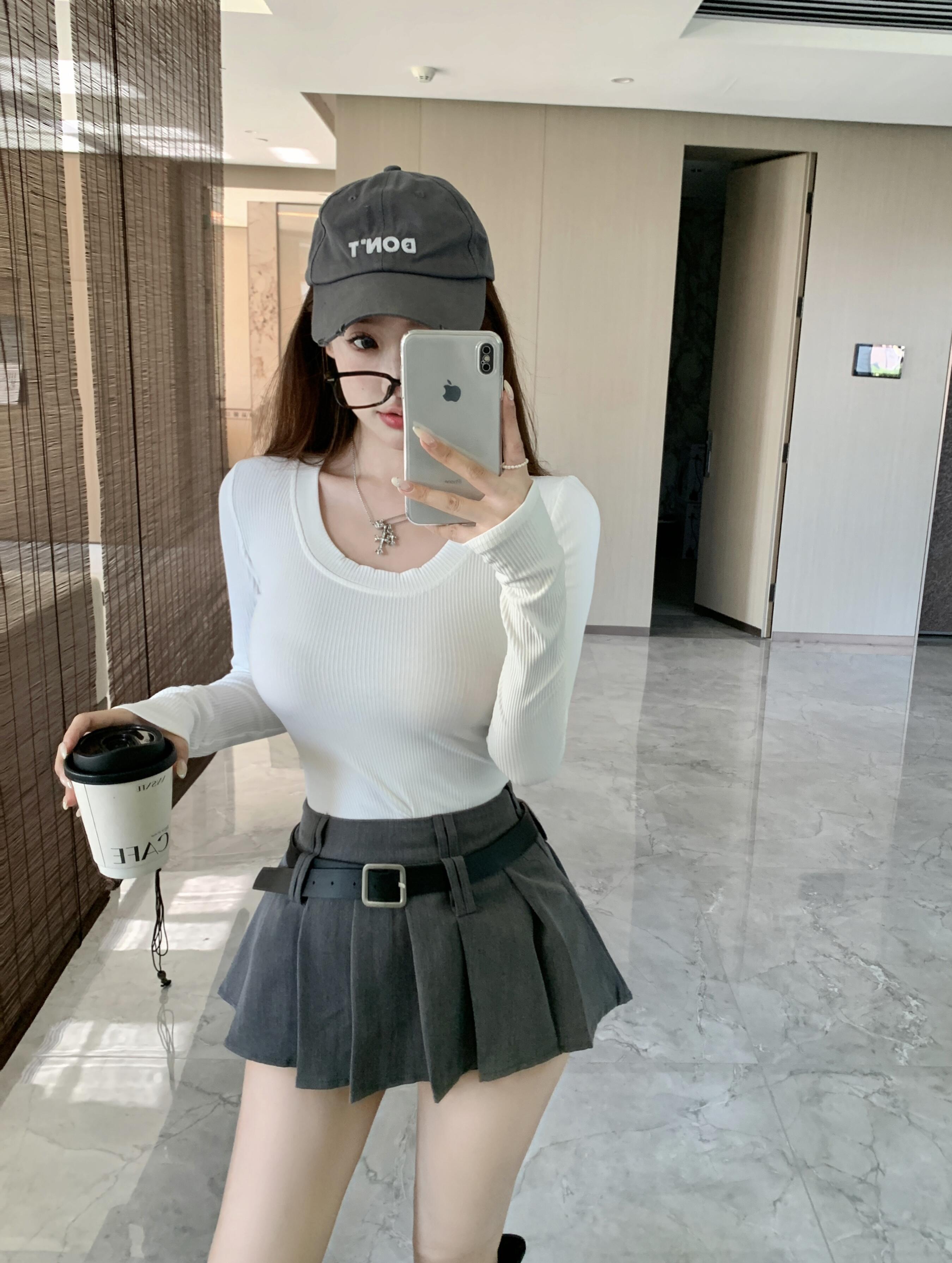 Actual shot of spring U-neck slim-fitting bottoming long-sleeved top