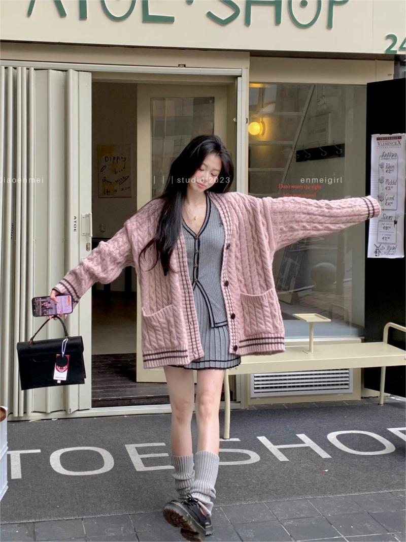 Real shot: Twist sweater cardigan jacket + long-sleeved knitted top + pleated skirt three-piece set