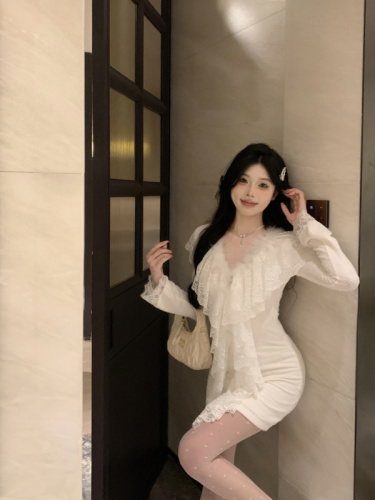 Real shot~Thoughts when tipsy~Ostrich feather long-sleeved jumpsuit, winter lace, pure desire, white butt-covering skirt