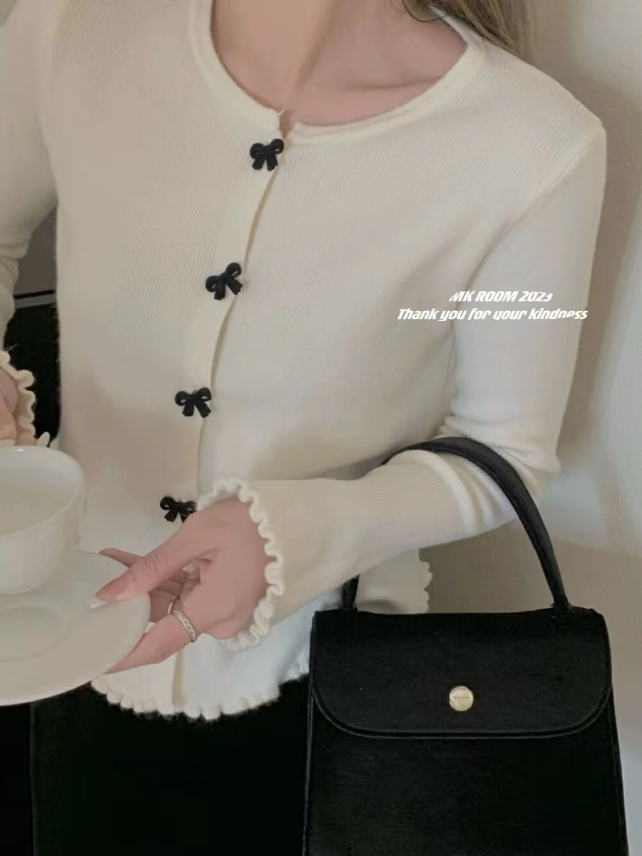 Thirteen lines of women's clothing autumn and winter new design bow button fungus bell sleeves age-reducing knitted sweater