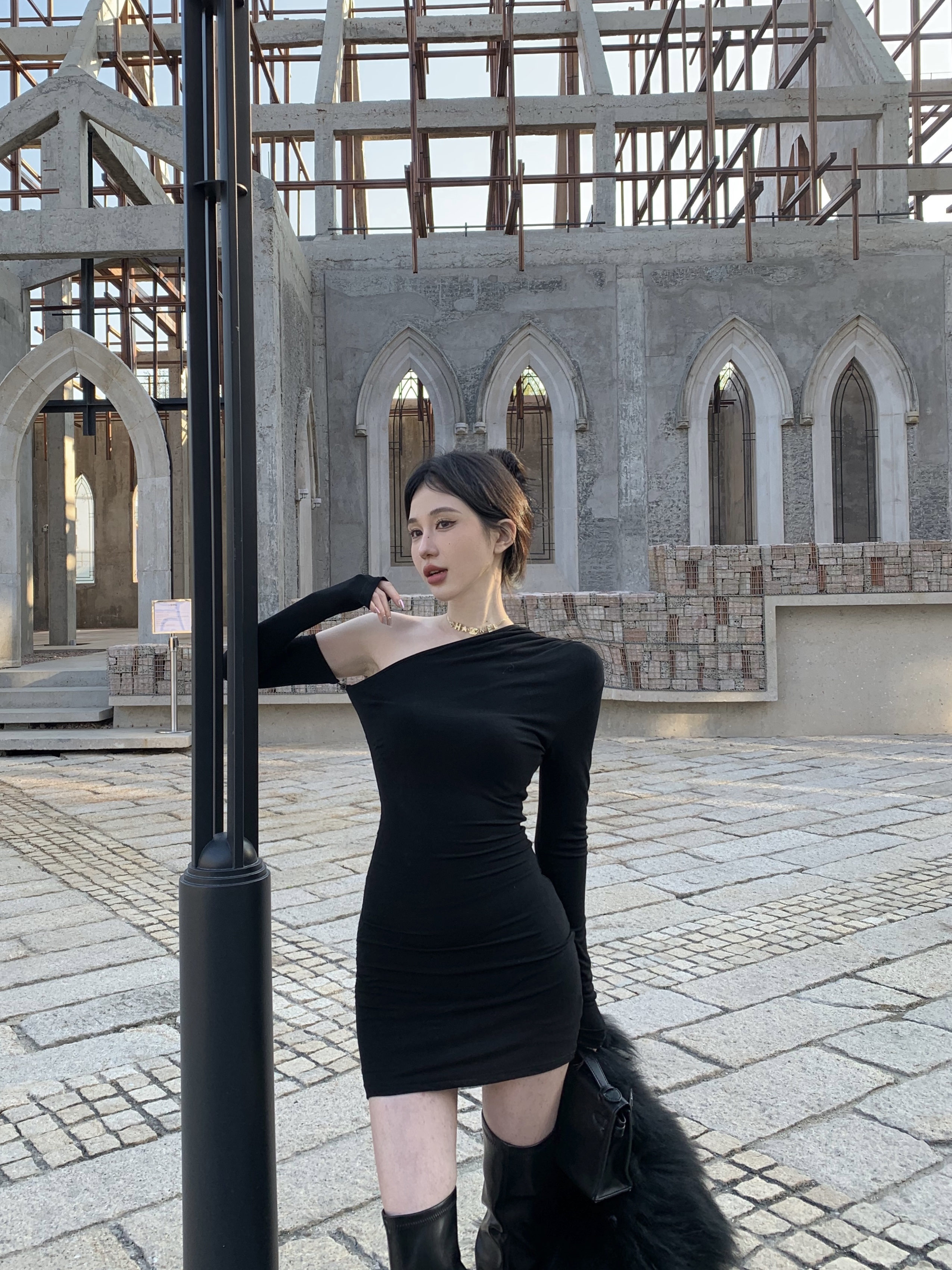 Real shot, swaying figure, sexy black irregular one-shoulder dress, slim hot girl