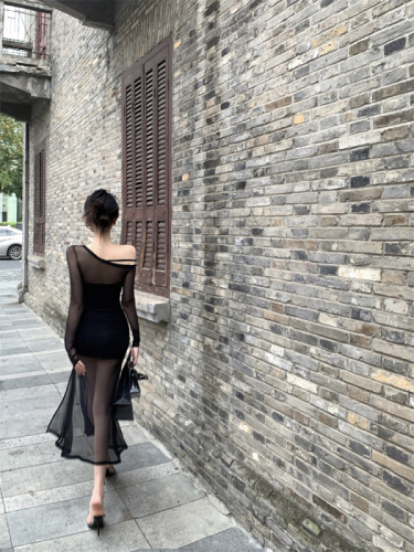 Real shot of hot girl off-shoulder mesh long-sleeved dress, slim-fitting short hip-hugging skirt