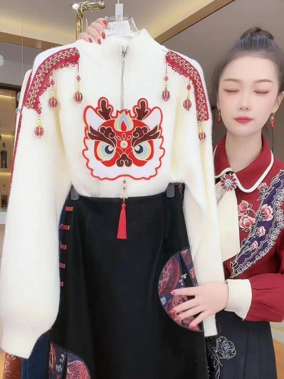 2024中國風新款新中式刺繡雄獅小香秋冬針織毛衣女新年戰袍