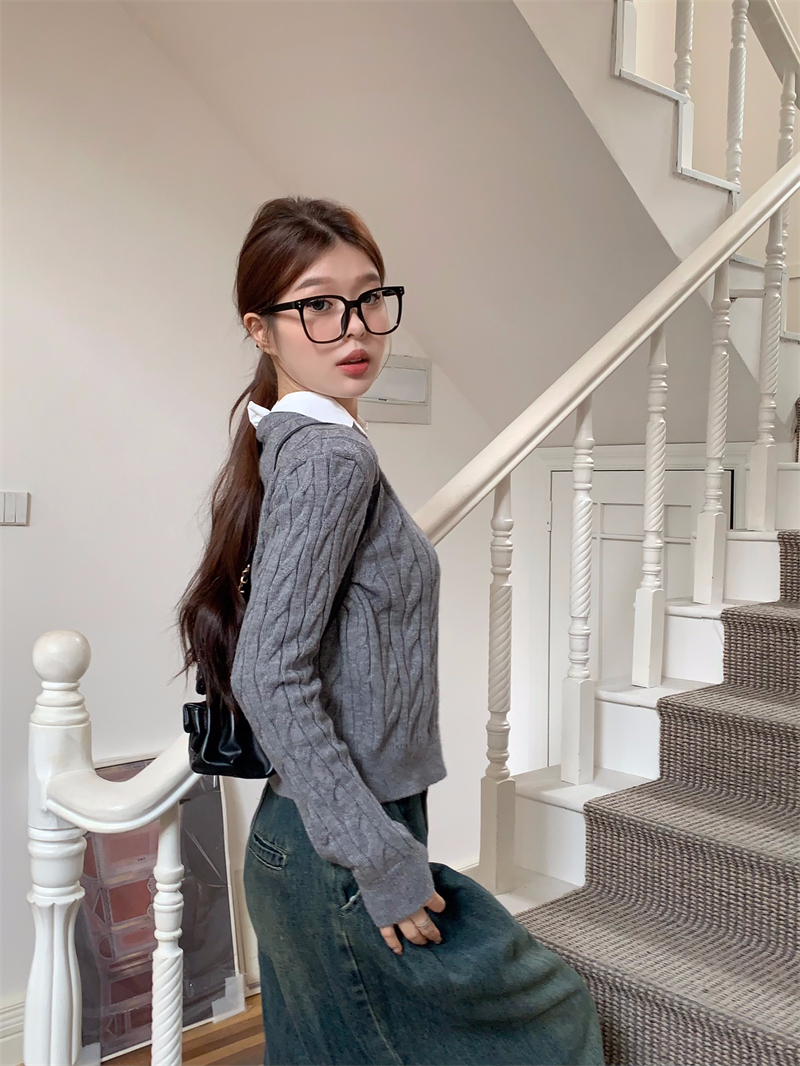 Actual shot of the new Korean style retro twist embroidery college style fake two-piece set with Polo collar and versatile sweater cardigan
