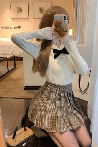 Real shot of a sweet bow-knotted doll collar sweater with a chic festive atmosphere that can be worn outside and worn inside.