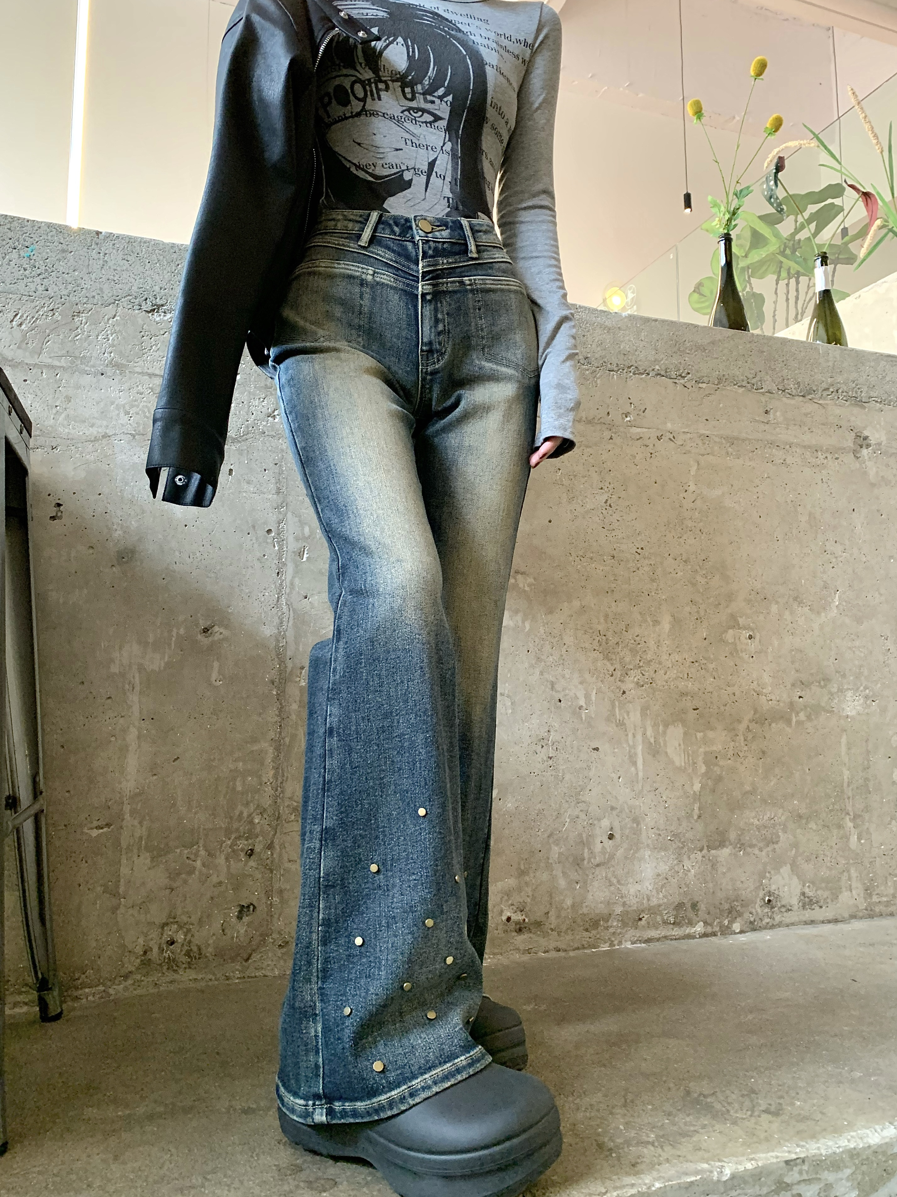 Actual shot of high-waisted slimming rivet design retro distressed elastic bootcut jeans