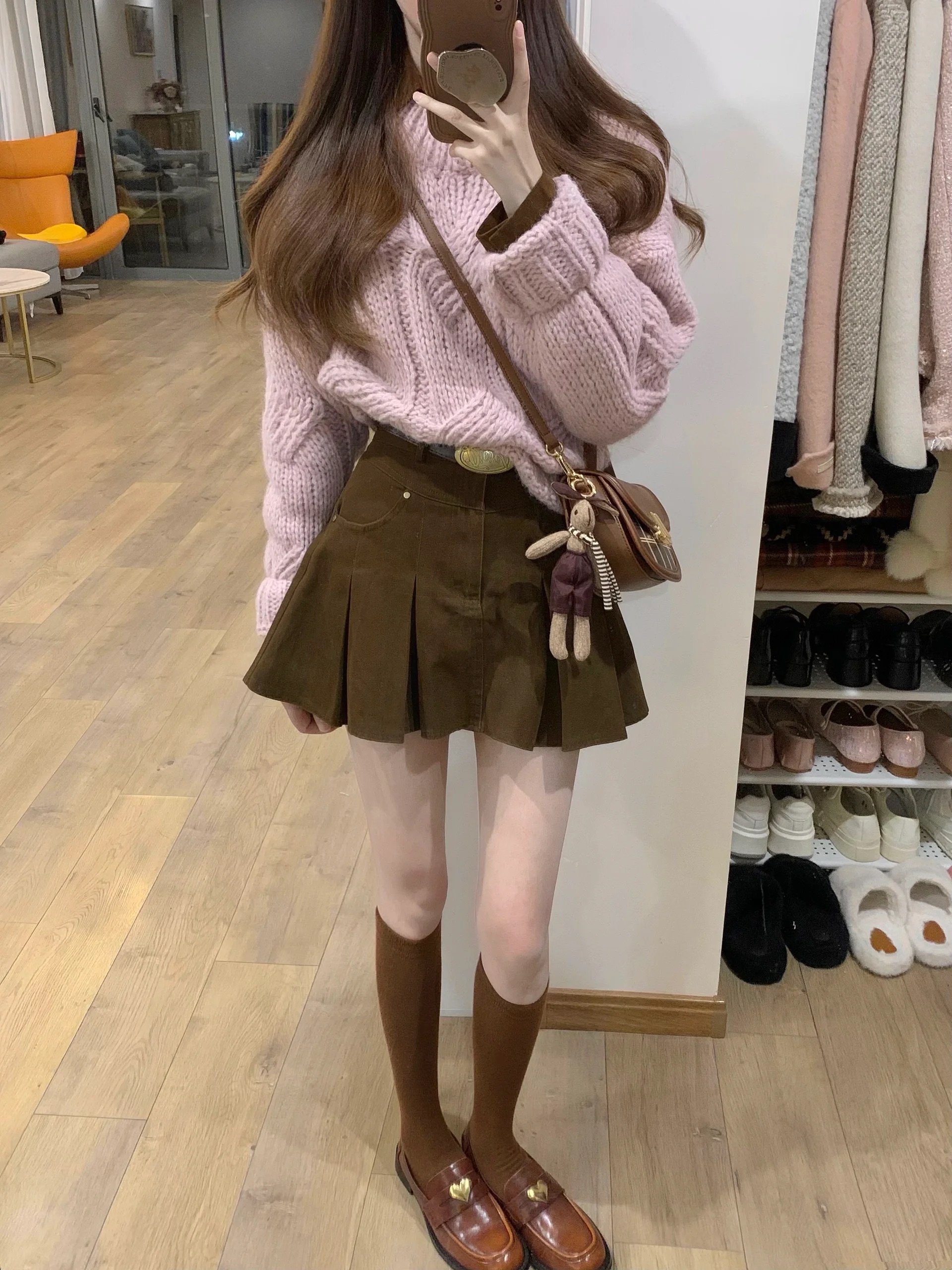 Deep winter clothing is paired with a complete set of royal sister outfits. Internet celebrity hot street fashion high-end sweater and short skirt two-piece suit for women.