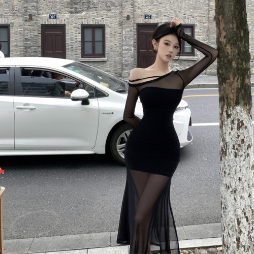 Real shot of hot girl off-shoulder mesh long-sleeved dress, slim-fitting short hip-hugging skirt