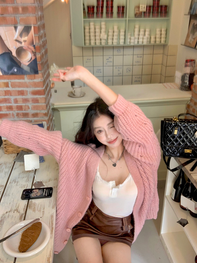 Actual shot of Zhao Lusi’s pink thickened sweater knitted jacket + heavy-duty vintage distressed fake two-piece leather skirt