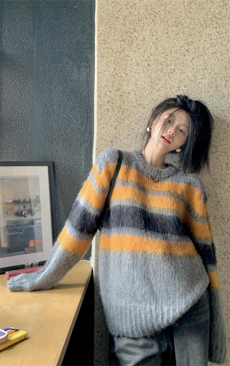 Actual shot of color-blocked striped soft and waxy style sweater for women in autumn and winter, lazy thickened loose design outer top