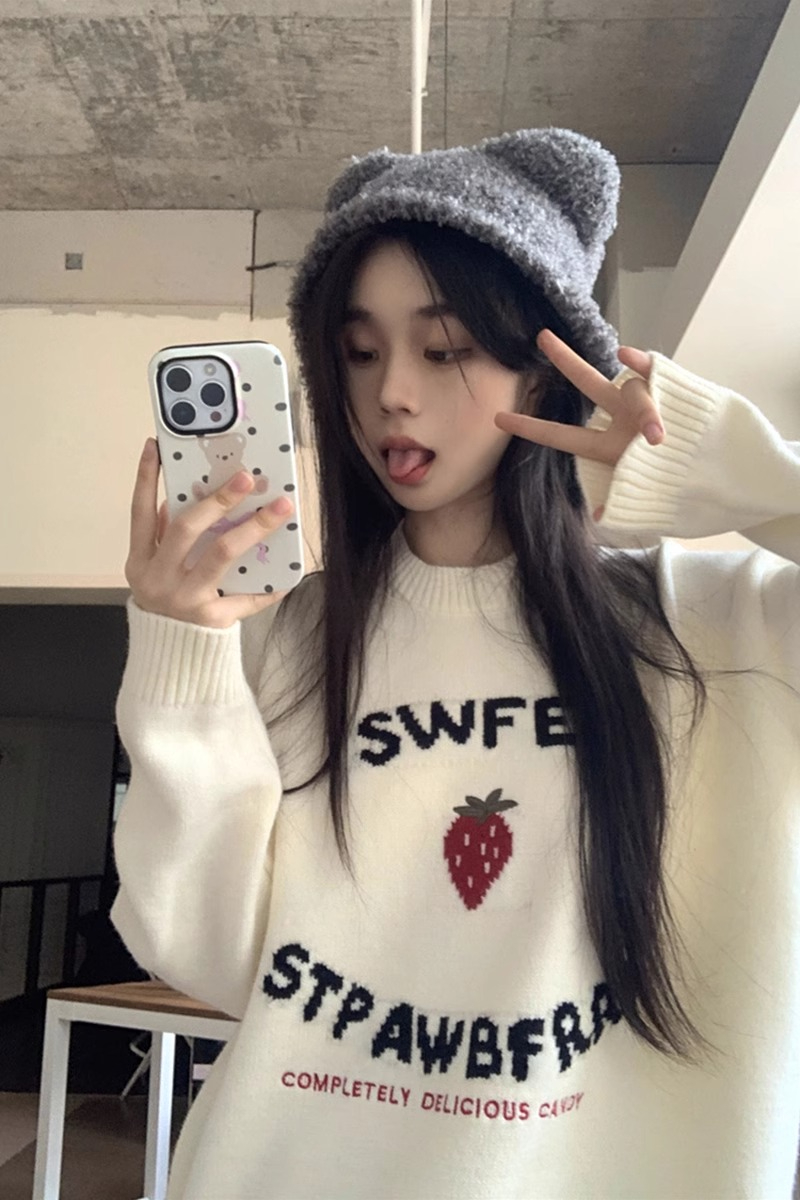 天貓質量慵懶風草莓字母毛衣女秋冬套頭針織衫高級感短款上衣