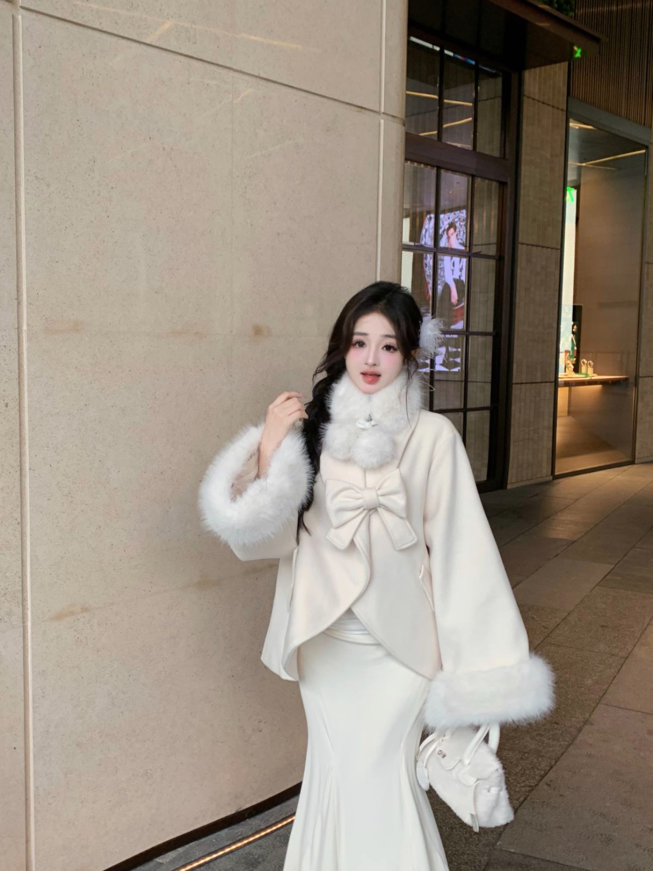 Real shot of a sweet little man's woolen coat, milky white cape coat, fur ball fishtail skirt suit