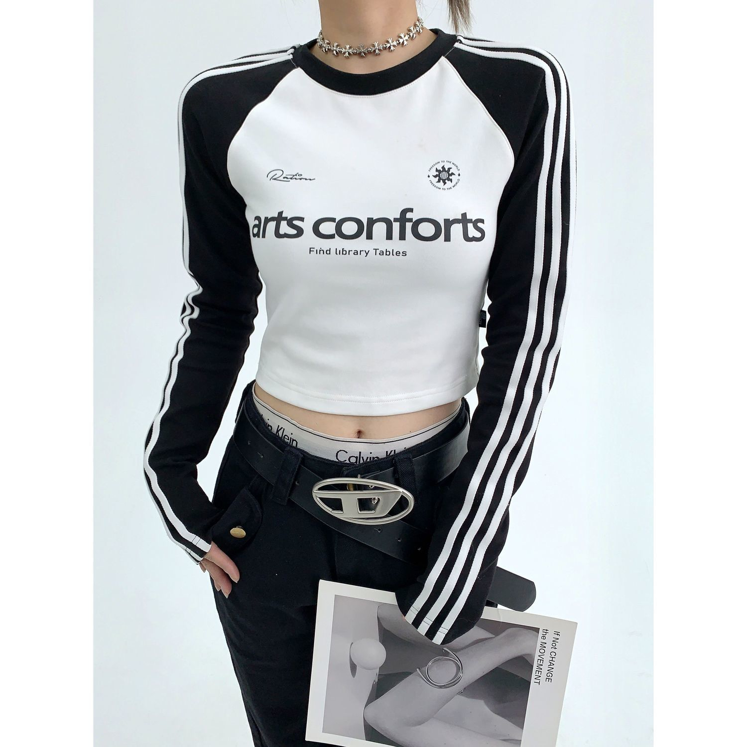 American style right-shoulder, high-end, slim-fitting short top, retro, small, contrasting color, three-stripe print, long-sleeved T-shirt, trendy for women