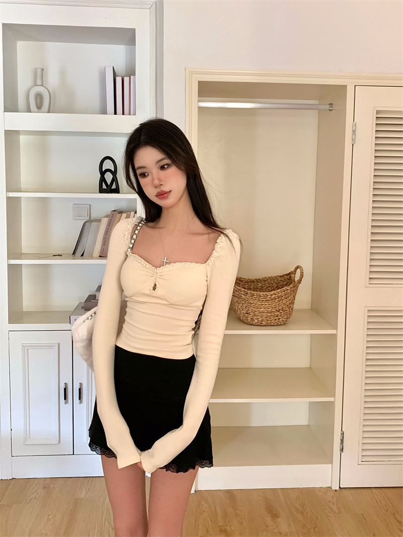 Real shot of sexy hot girl with retro temperament in design tube top T-shirt top with breast pads