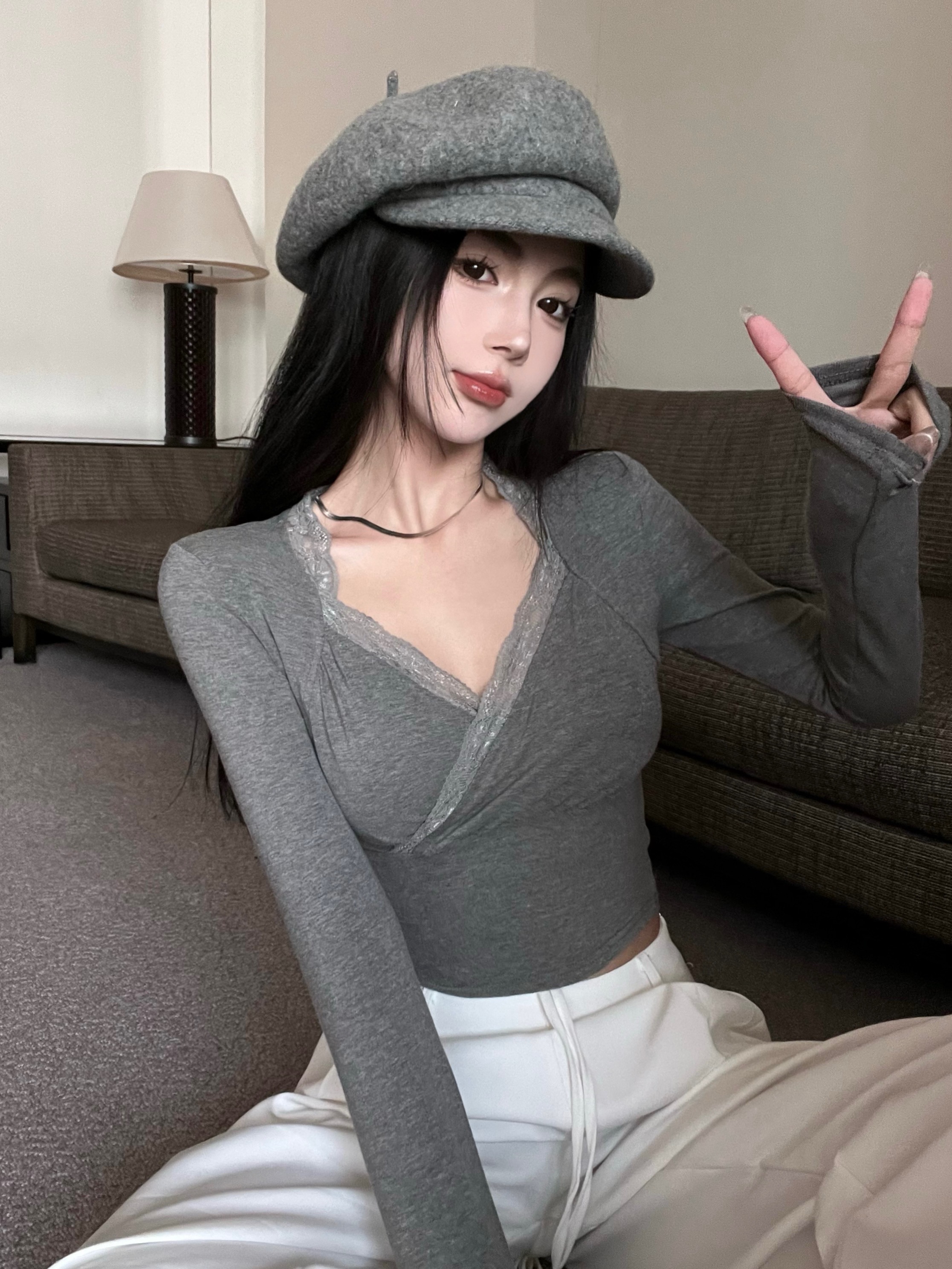 Real shot of lace splicing slimming V-neck long-sleeved T-shirt top worn inside and outside bottoming top