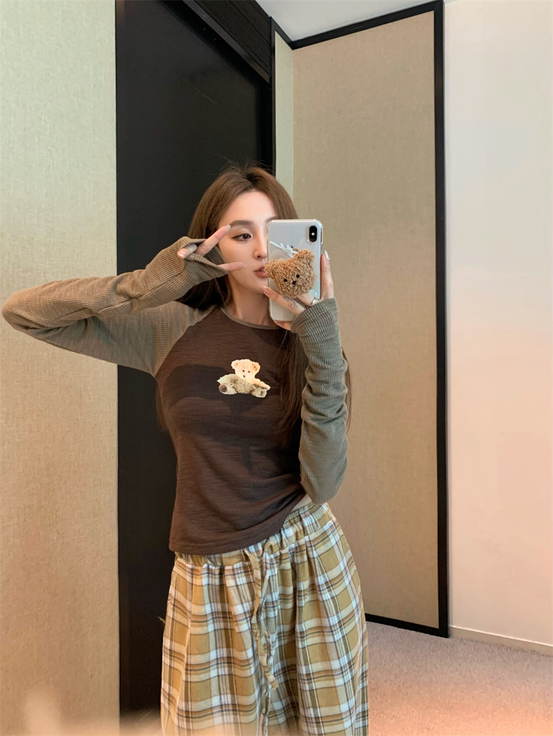 Real shot of childlike bear boy Dopamine wearing a contrasting T-shirt top + high-waisted straight wide-leg plaid pants