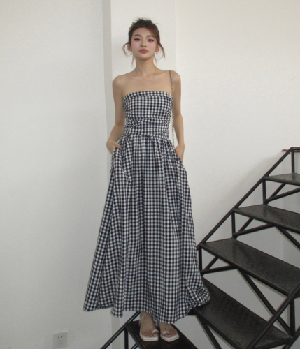 Actual shot of 2024 summer new style plaid one-shoulder tube top design mid-length elegant dress for women