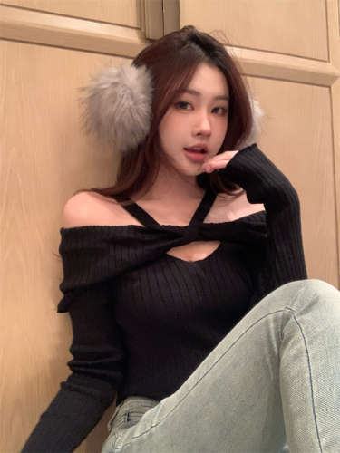 Real shot of halter-neck knitted women's sweater, one-shoulder long-sleeved bottoming shirt, hot girl's sexy off-shoulder short top