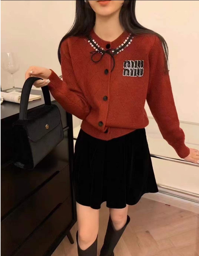 Versatile and fashionable long sleeve top