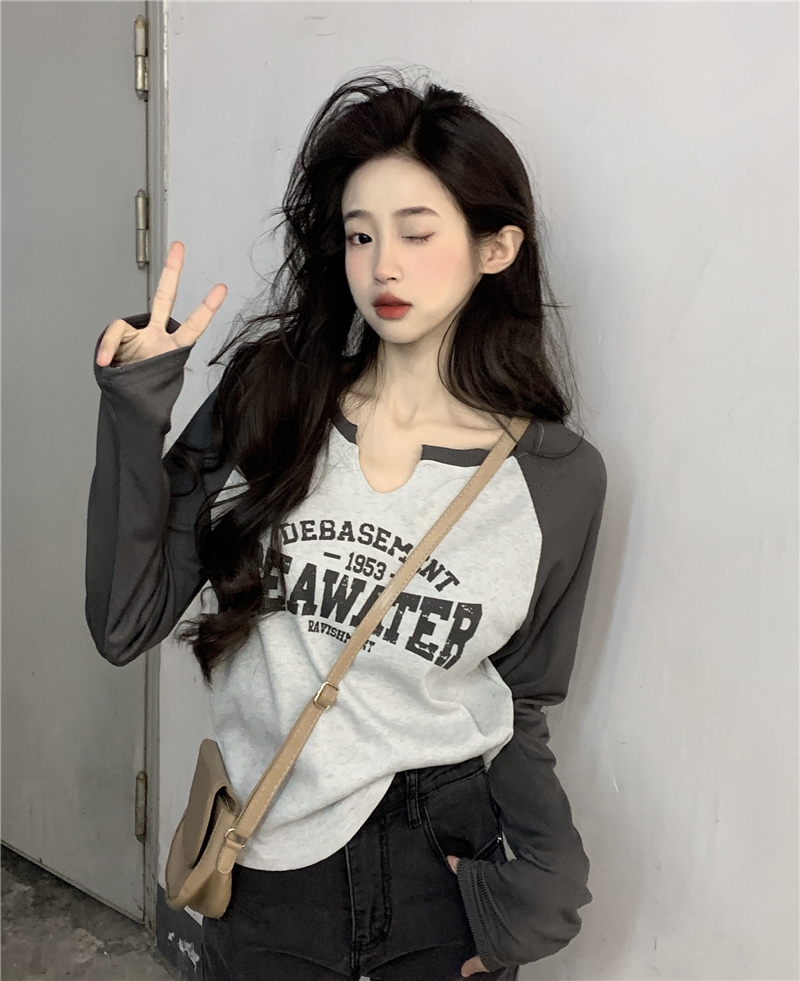 Real shot of American retro printed shoulder T-shirt tops for women, slimming and slim long-sleeved bottoming shirts