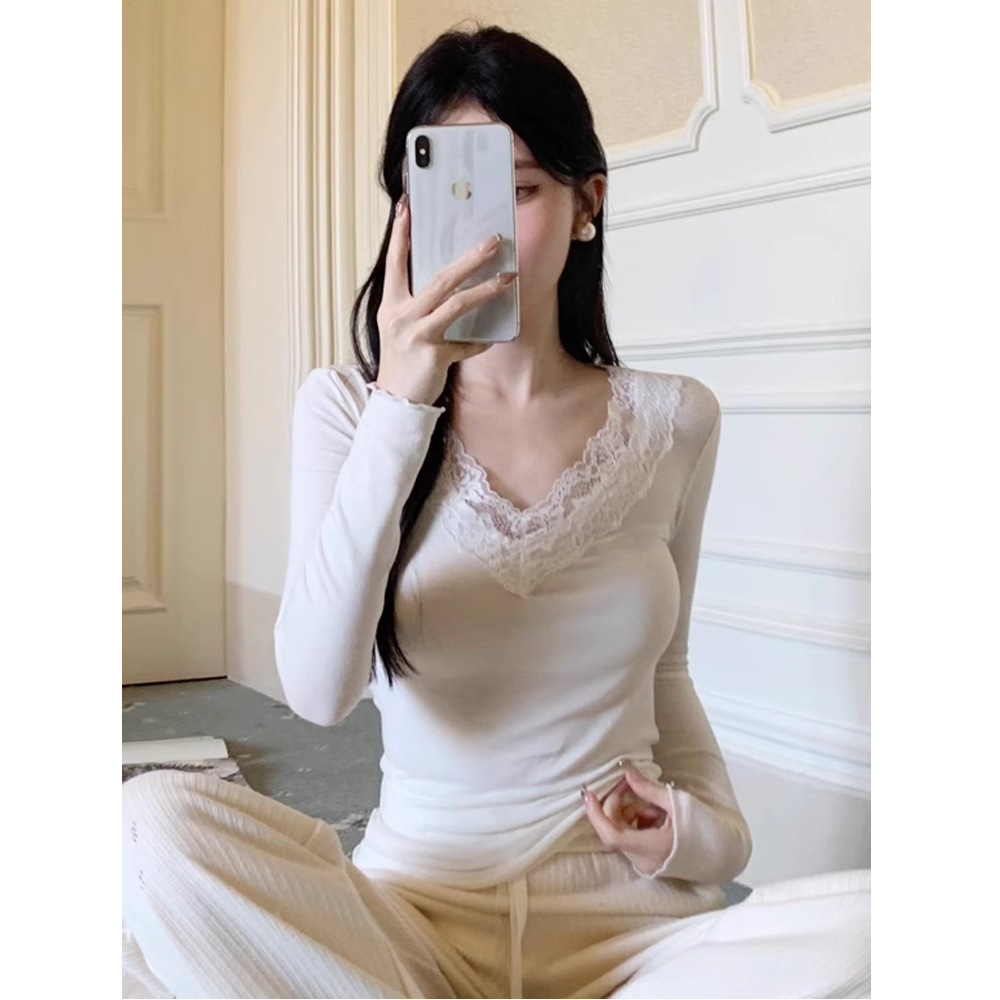 Design niche 2024 new lace fungus bottoming shirt for women with long sleeves and pure desire V-neck