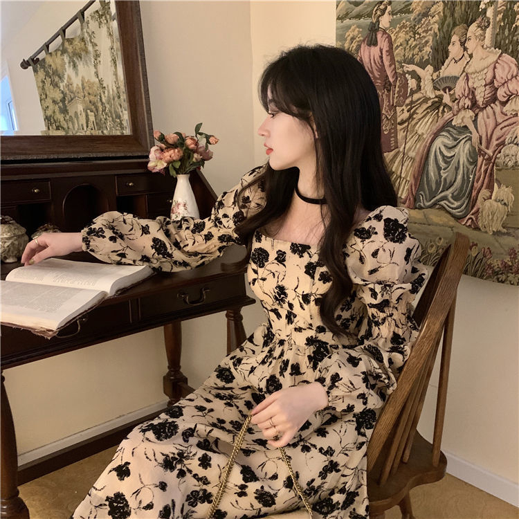 赫本風碎花連衣裙女裝春季新款復古方領收腰顯瘦