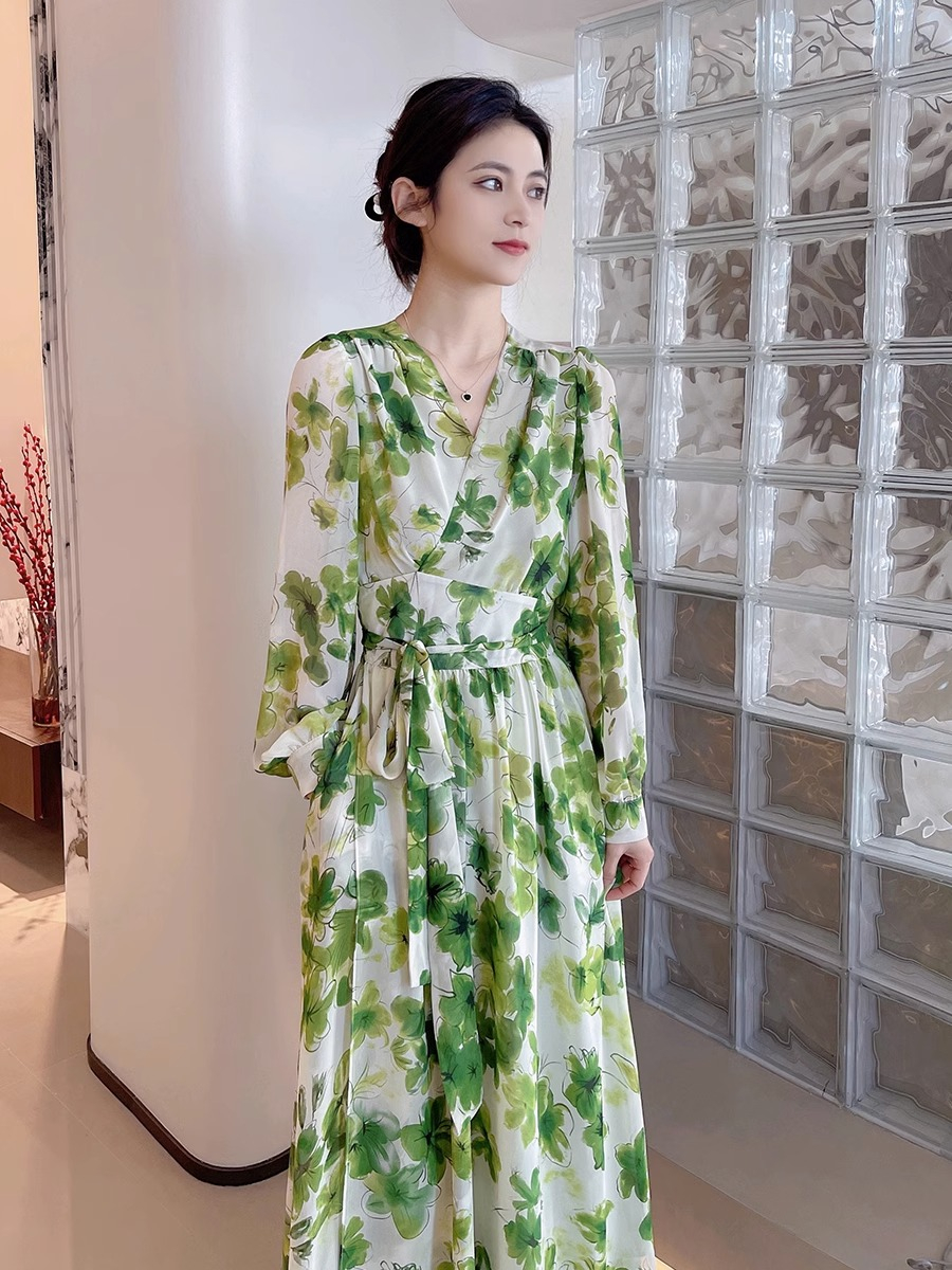 綠色碎花V領連衣裙女長袖2024年春秋季新款收腰顯瘦氣質法式長裙