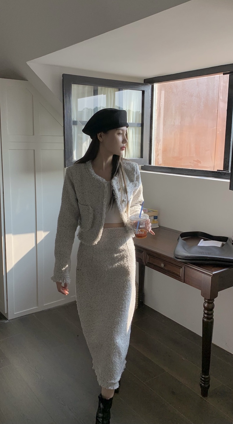 Actual shot of Korean style slim-fitting long-sleeved cardigan jacket with fringed edges + high-waisted hip-covering skirt