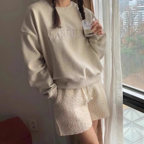 Short top with design letter print, loose and lazy hoodless round neck inner sweatshirt for women in autumn and winter