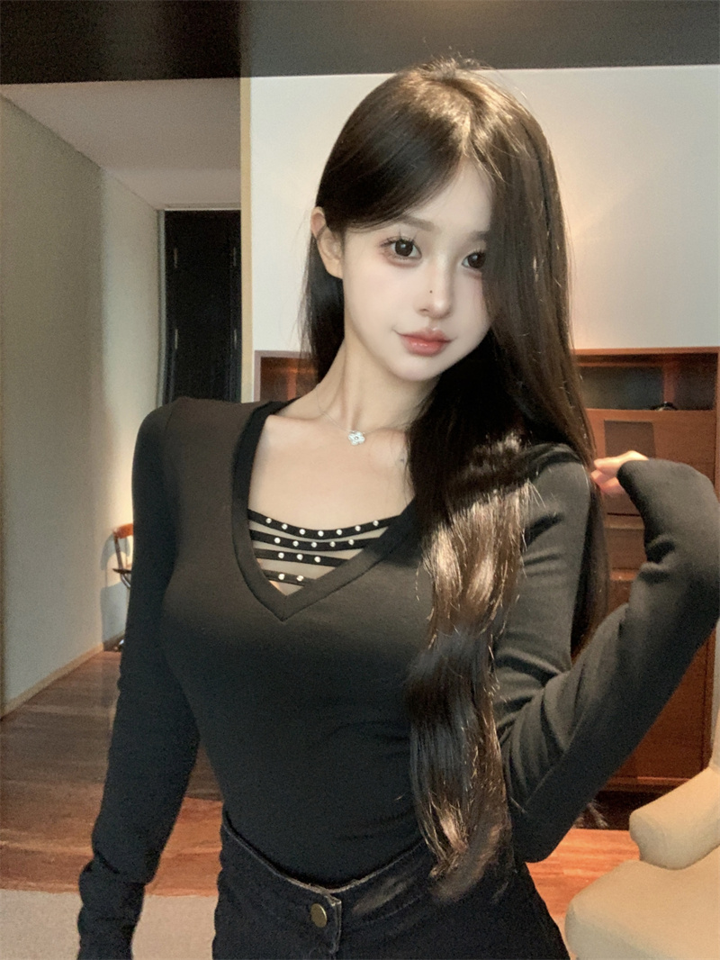 Actual shot of eye-catching bottoming V-neck permed and brushed bottoming short T-shirt black slimming top