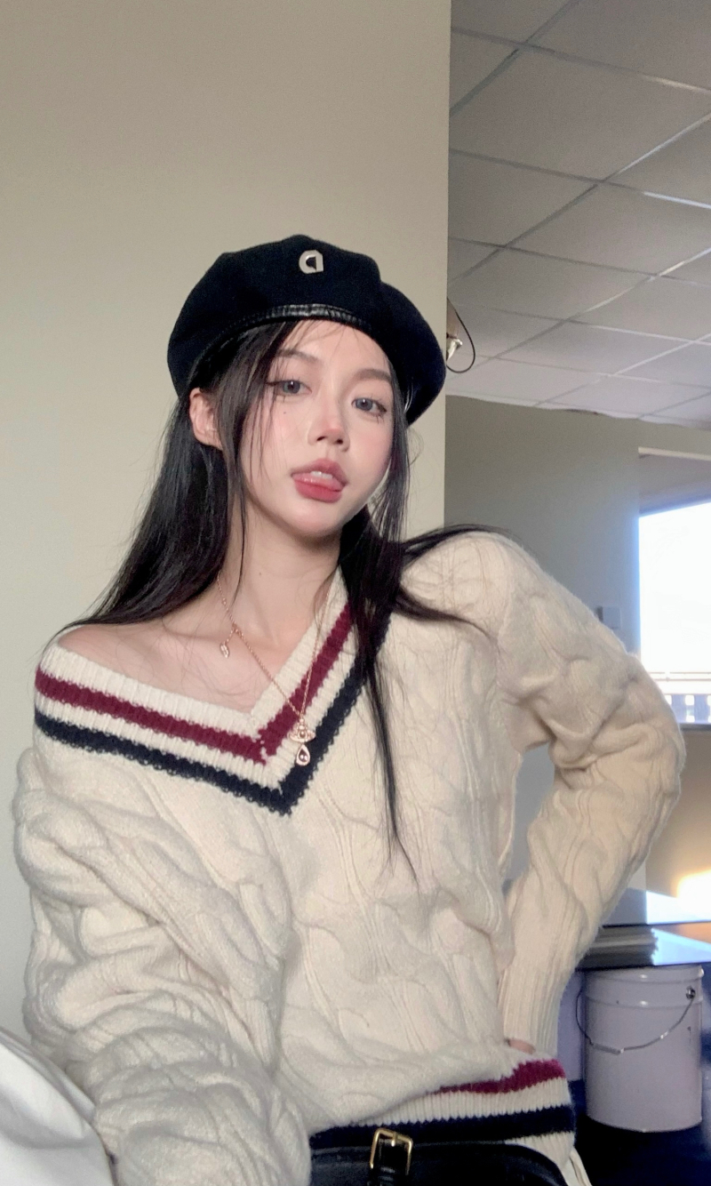 Real shot British college style V-neck contrasting sweater for women, loose outer wear for autumn, lazy design niche top