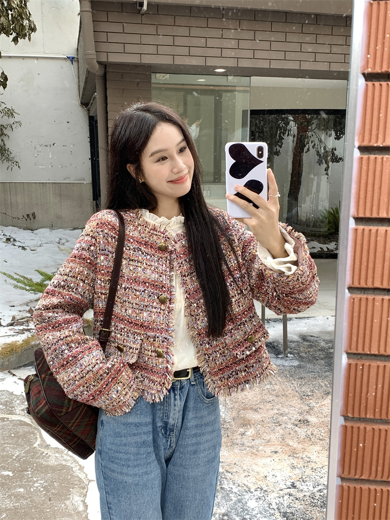 Actual shot of elegant fringed edge single-breasted mini-style jacket