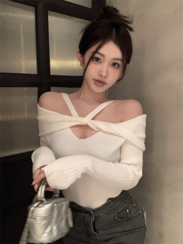 Real shot of halter-neck knitted women's sweater, one-shoulder long-sleeved bottoming shirt, hot girl's sexy off-shoulder short top