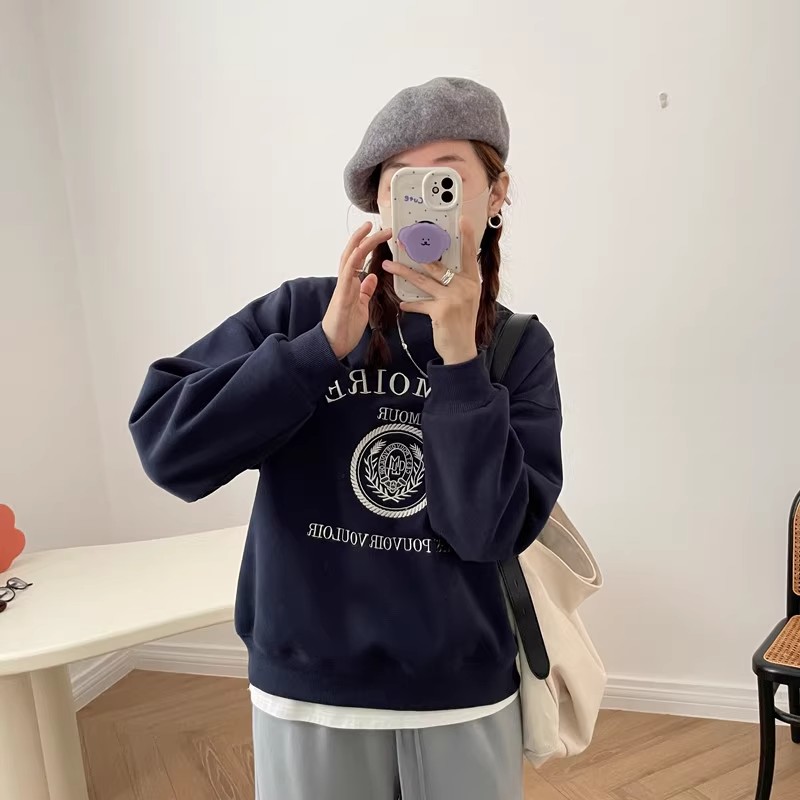 Korean style versatile college style letter print round neck off shoulder long sleeve navy blue sweatshirt for women in autumn and winter