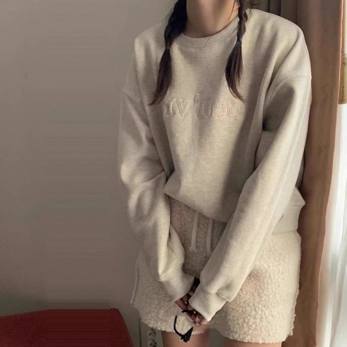 Short top with design letter print, loose and lazy hoodless round neck inner sweatshirt for women in autumn and winter