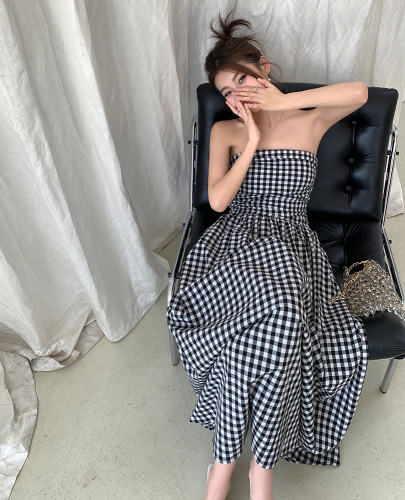 Actual shot of 2024 summer new style plaid one-shoulder tube top design mid-length elegant dress for women
