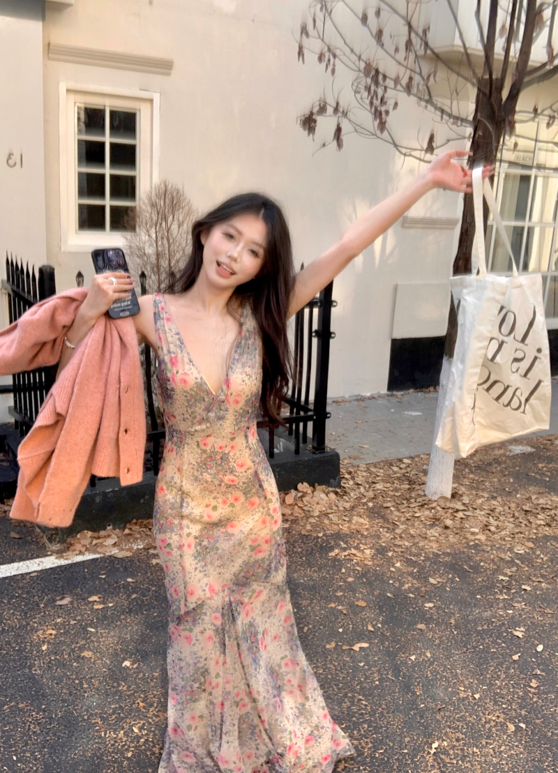 Actual shot of lazy V-neck sweater, cardigan Maillard top + gentle floral dress