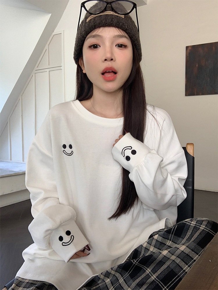 Actual shot of early spring Korean chic simple hand-made versatile smiling face embroidered T-shirt bottoming shirt