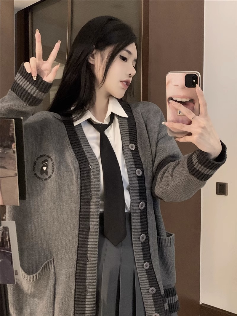2024早春韓系綿羊絨小熊刺繡灰色針織開衫女撞色學院毛衣百搭外套