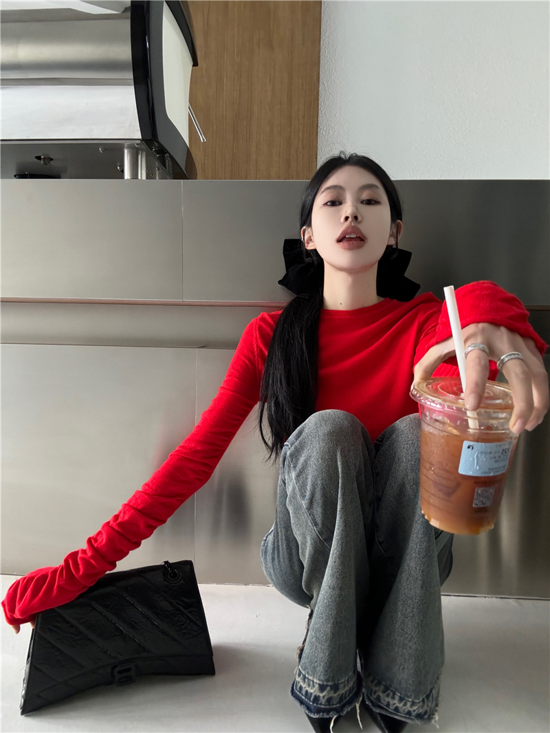 Real shot of tight-fitting round neck sweater for women with slim waist and long-sleeved bottoming shirt top