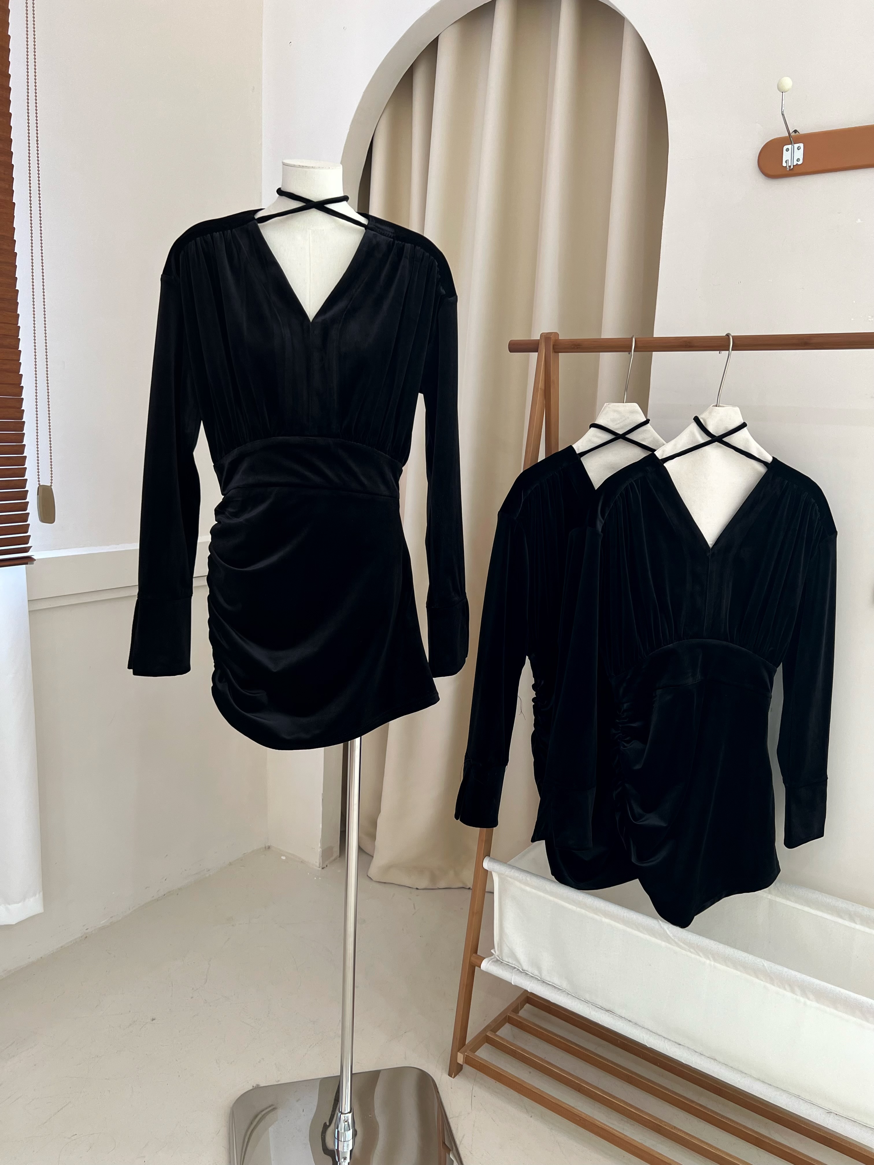 Ouyang Ouyang V-neck black velvet dress for women winter new style with French retro slim hot girl skirt